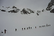 eine riesige Gruppe laermiger Bergkameraden auf dem Weg zur Wildgratscharta
