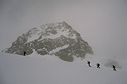 Skitourengeher vor dem Noerdlichen Wildgratspitz